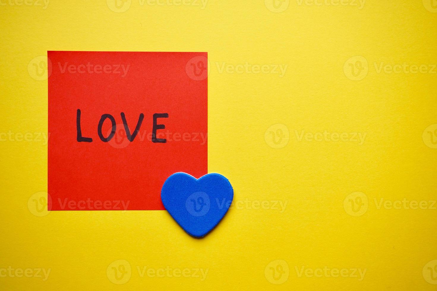 Liebesbotschaft geschrieben auf einem Papier zum Valentinstag foto