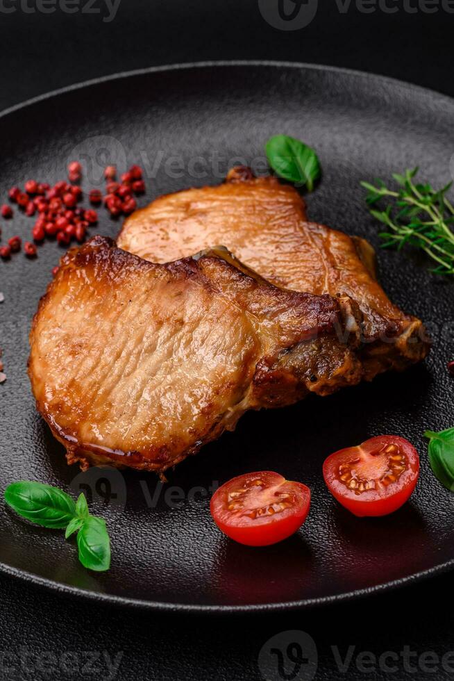 köstlich saftig Schweinefleisch oder Rindfleisch Steak mit Salz, Gewürze und Kräuter foto