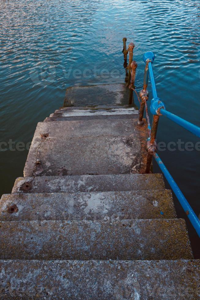 alte verlassene Treppe im Seehafen foto