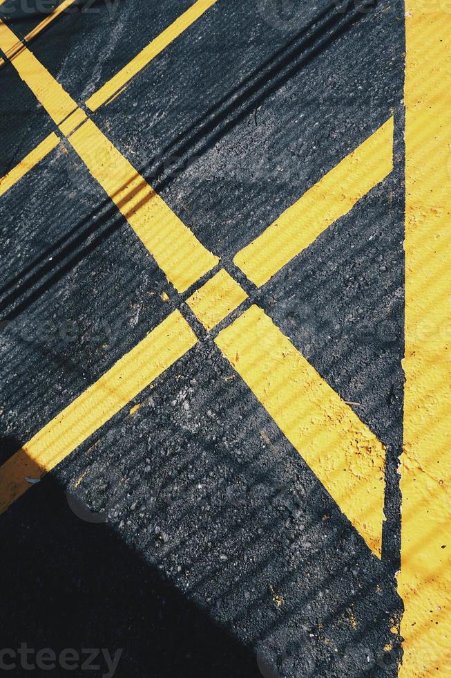 gelbe Linien auf der Straße foto