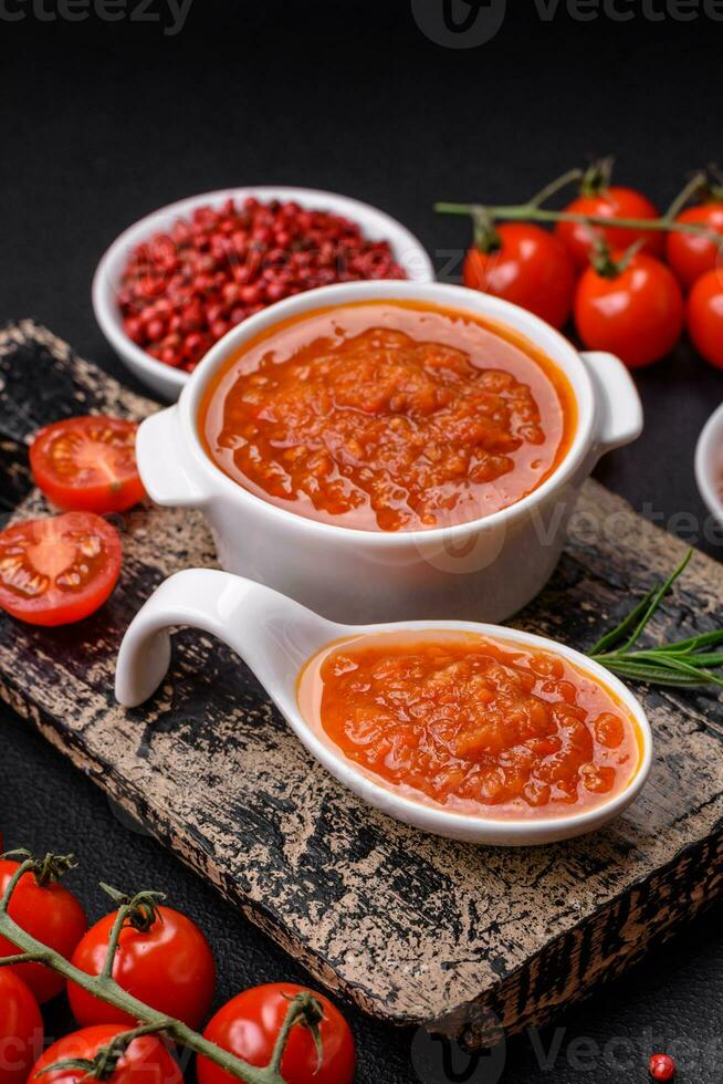 köstlich würzig Tomate Soße mit Pfeffer, Knoblauch, Salz, Gewürze und Kräuter foto