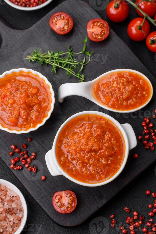 köstlich würzig Tomate Soße mit Pfeffer, Knoblauch, Salz, Gewürze und Kräuter foto