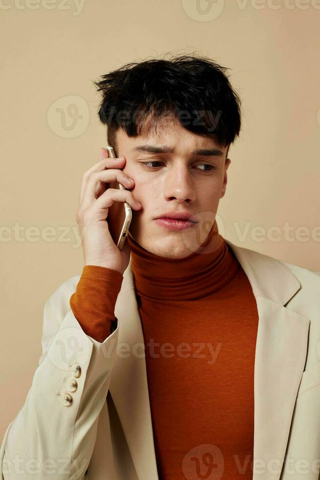 ein jung Mann Handy, Mobiltelefon Telefon im das Hände von Kommunikation im ein passen Mode Licht Hintergrund unverändert foto