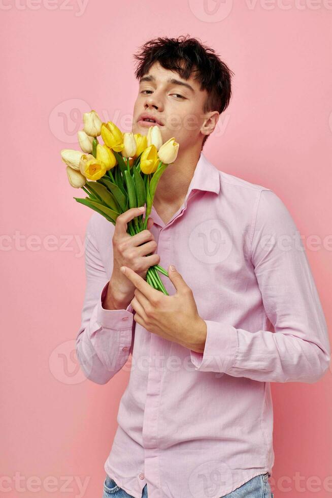 gut aussehend Kerl Strauß von Gelb Blumen Romantik posieren Mode Lebensstil unverändert foto