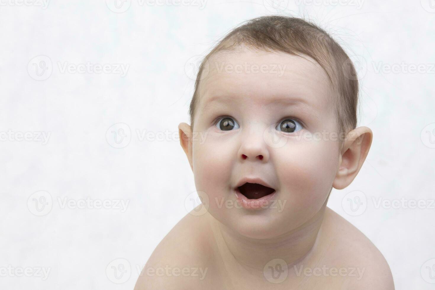 überrascht Kinder Gesicht. Porträt von ein Neugeborene Baby mit ein komisch schockiert Ausdruck foto