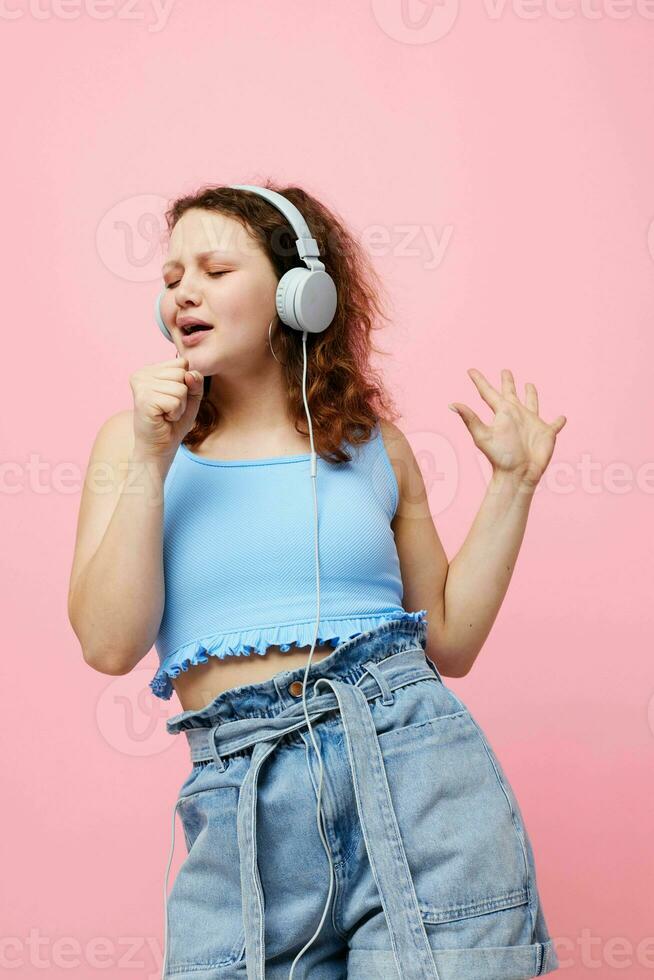 modisch Mädchen mit Kopfhörer Musik- Spaß Rosa Hintergrund unverändert foto