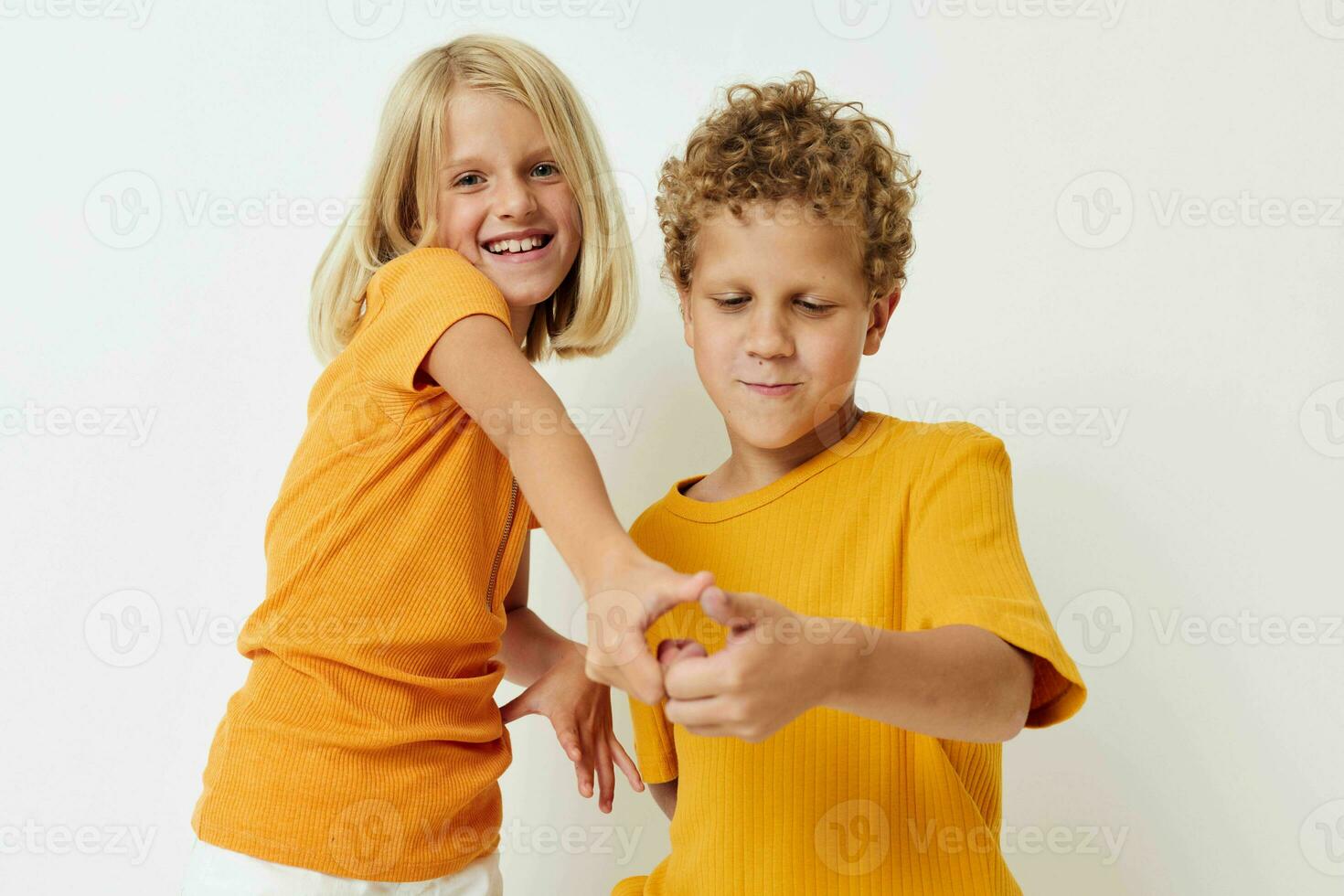 komisch Kinder halten Hände Junge und Mädchen posieren foto