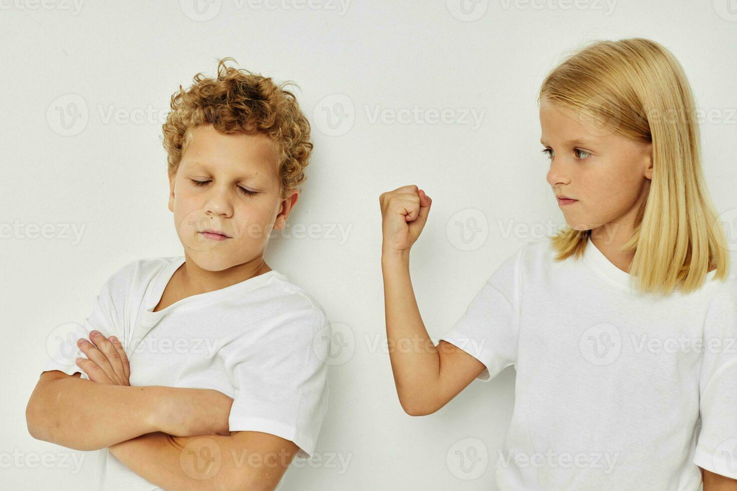 Junge und Mädchen im Weiß T-Shirts sind Stehen Nächster zu isoliert Hintergrund foto