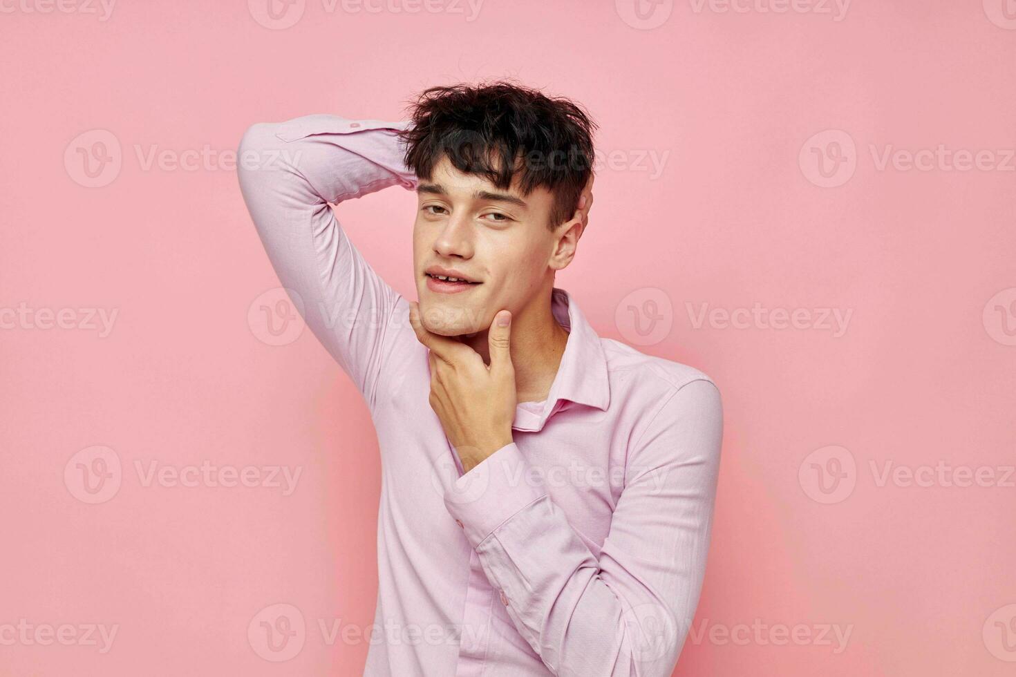 Porträt von ein jung Mann Strauß von Gelb Blumen Romantik posieren Mode Modell- Studio foto