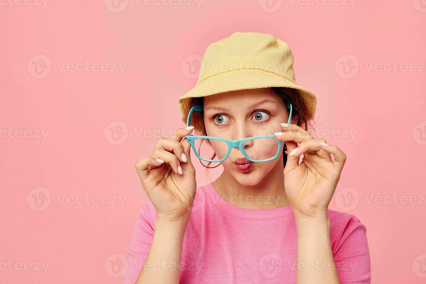 attraktiv jung Frau tragen ein Panama Hut und Brille posieren Lebensstil foto