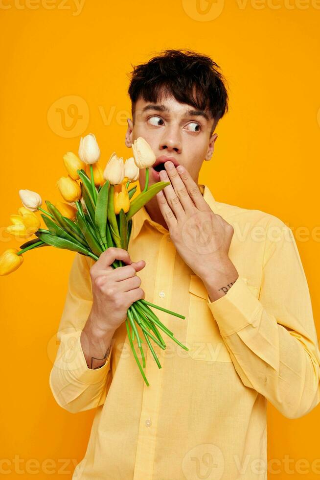 ziemlich Mann mit ein Strauß von Blumen posieren ein Geschenk Lebensstil unverändert foto