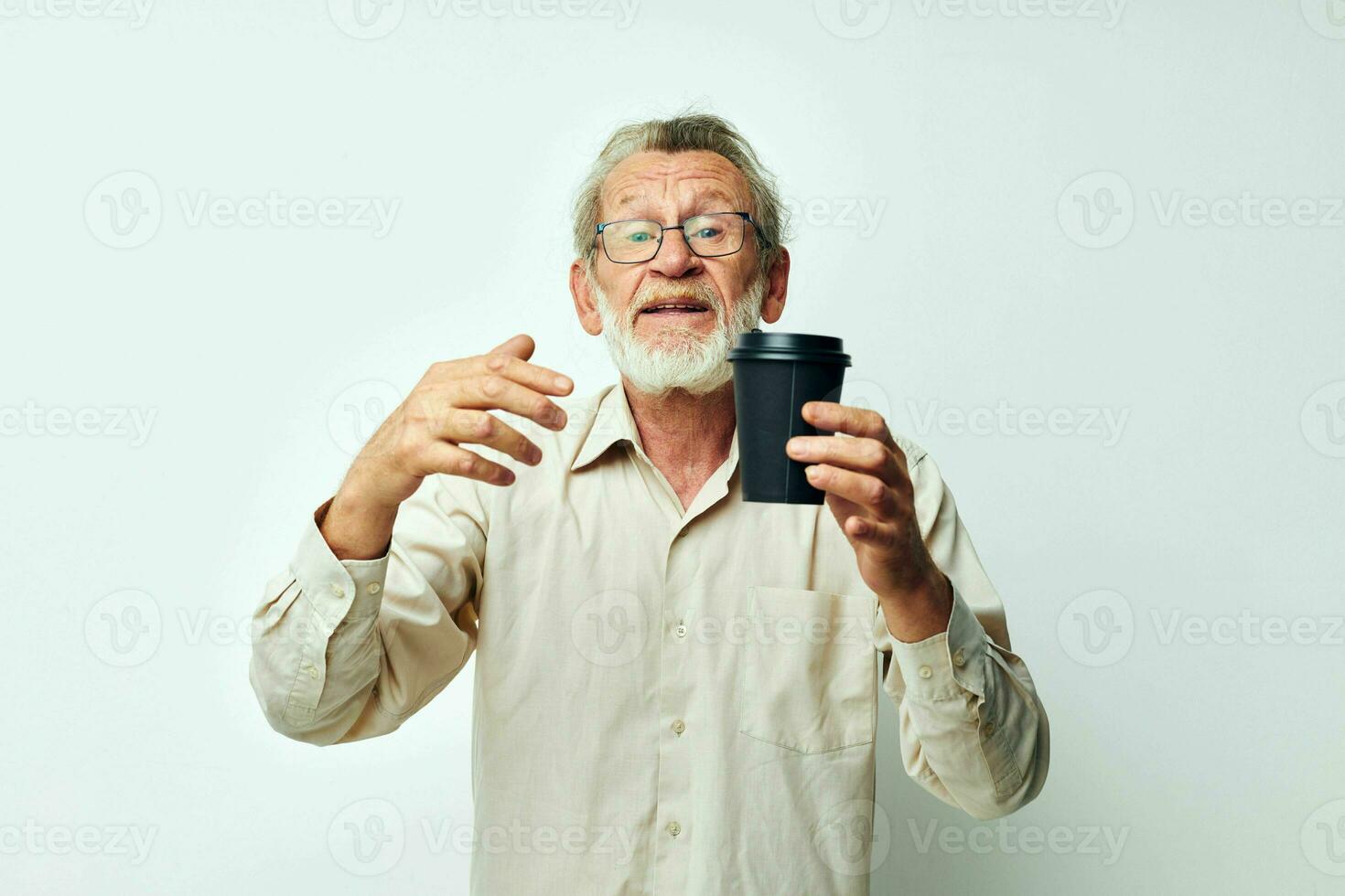 Senior grauhaarig Mann im ein Hemd und Brille ein schwarz Glas isoliert Hintergrund foto