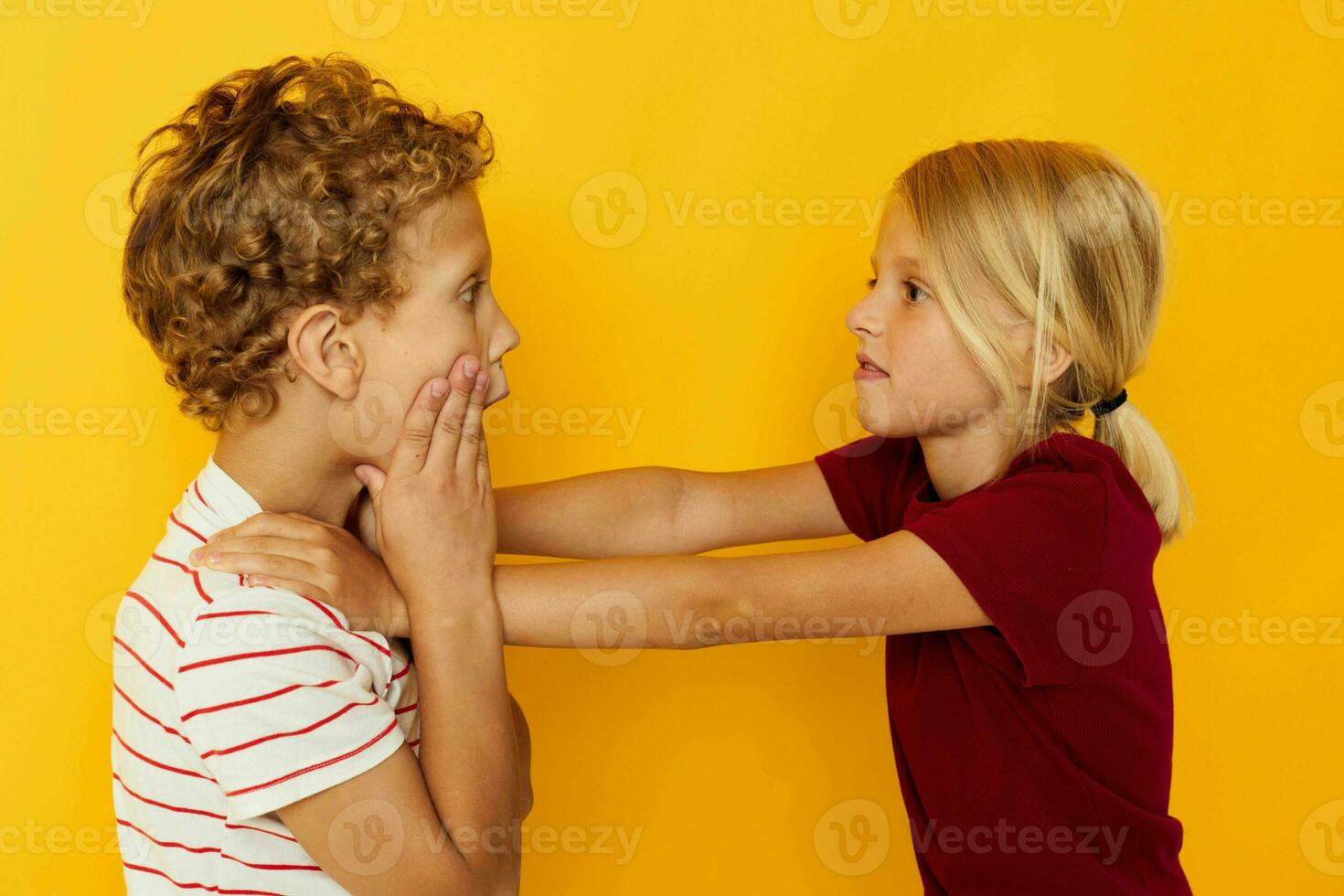 Junge und Mädchen kuscheln Mode Kindheit Unterhaltung Gelb Hintergrund foto