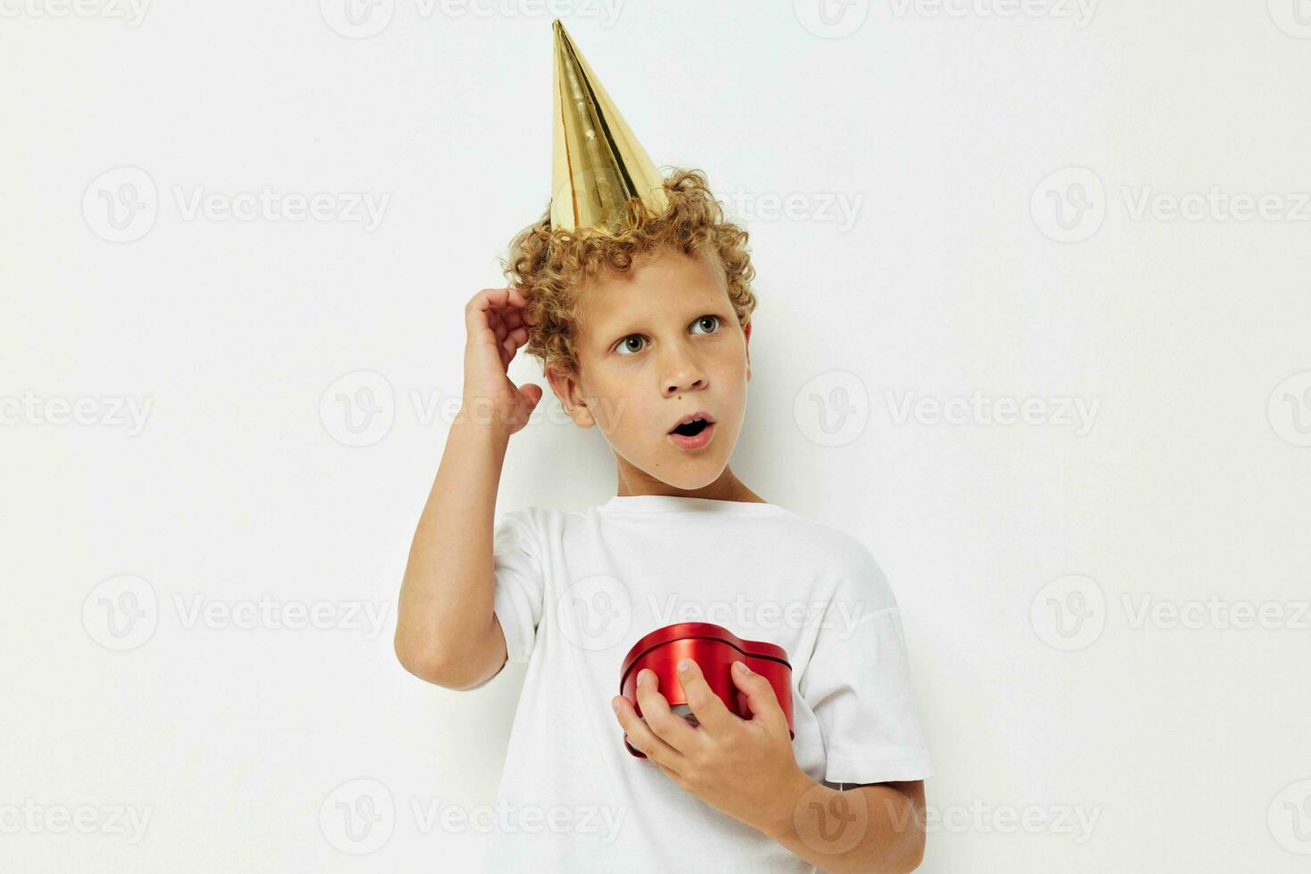 wenig Junge tragen ein Weiß T-Shirt mit ein Deckel auf seine Kopf Geburtstag Geschenk foto