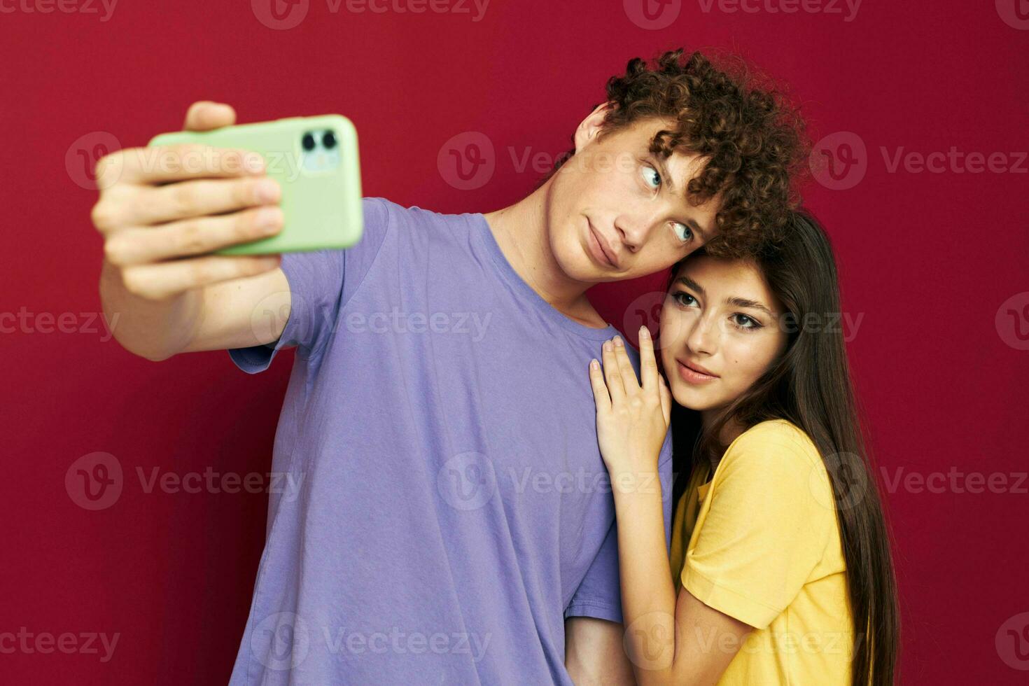 Mann und Frau im bunt T-Shirts mit ein Telefon Jugend Stil foto