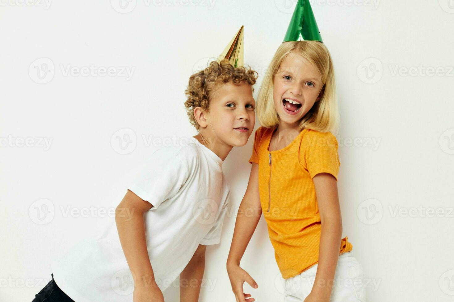 süß stilvoll Kinder posieren Emotionen Urlaub bunt Kappen isoliert Hintergrund unverändert foto
