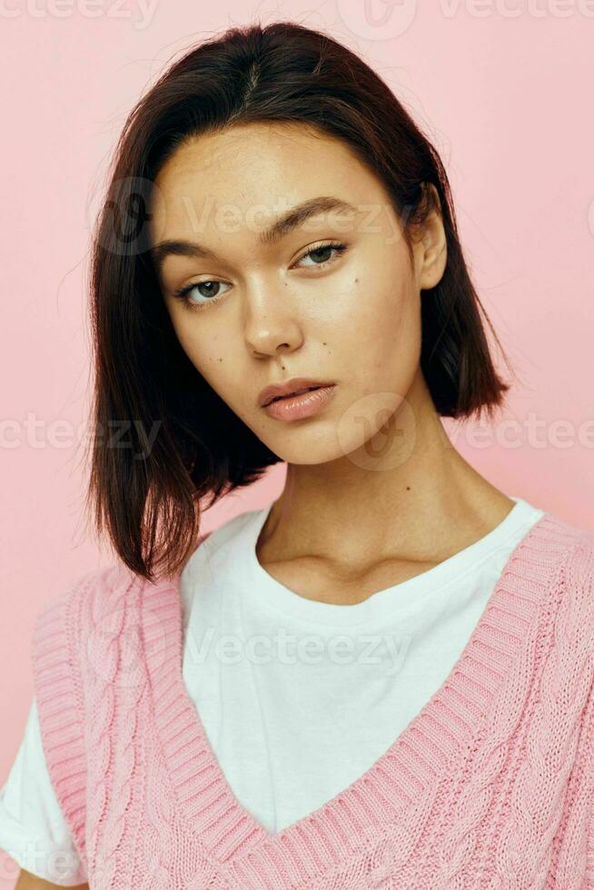 Porträt von ein jung Frau mit kurz Haar und ein Rosa Sweatshirt Lebensstil unverändert foto