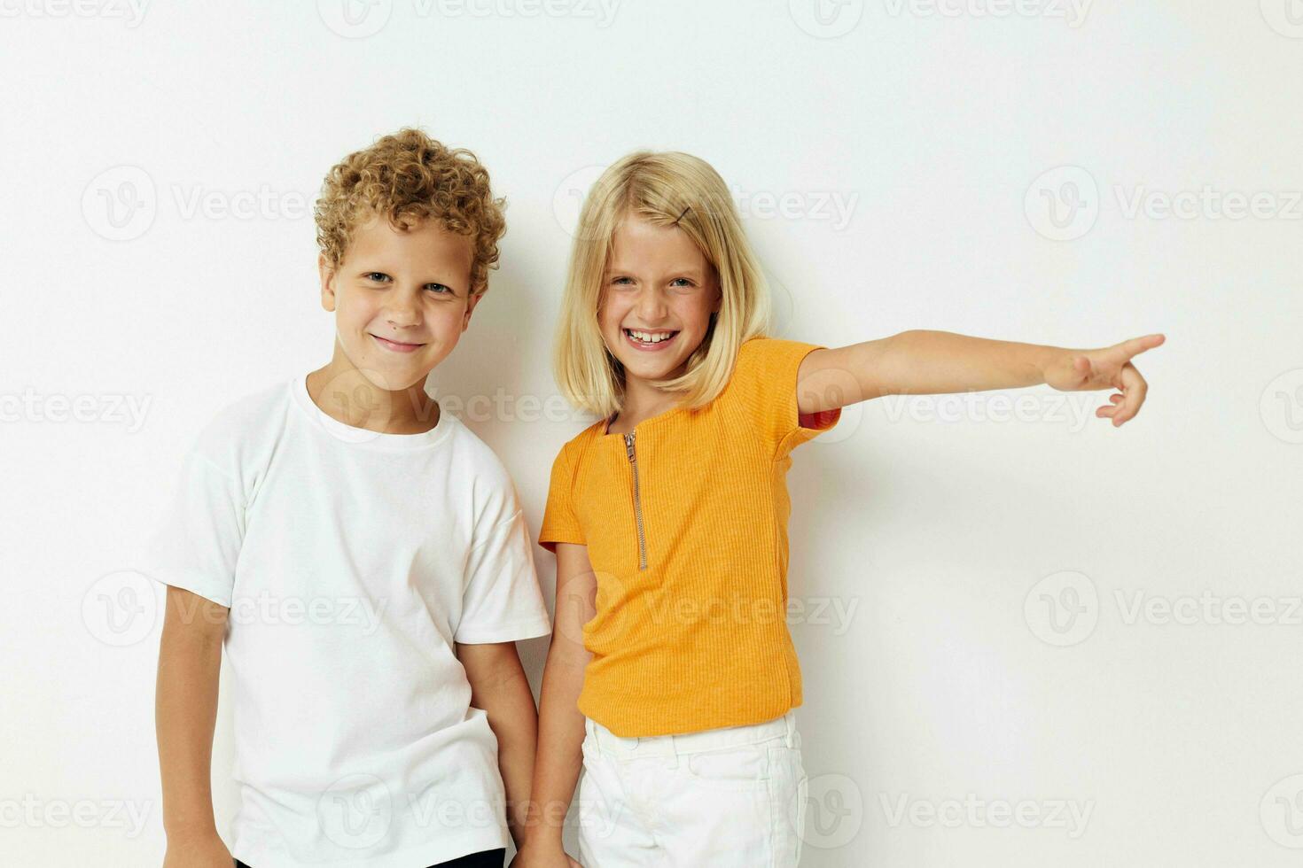 süß stilvoll Kinder Spaß Gesten mit Hände Emotionen Kindheit Licht Hintergrund foto