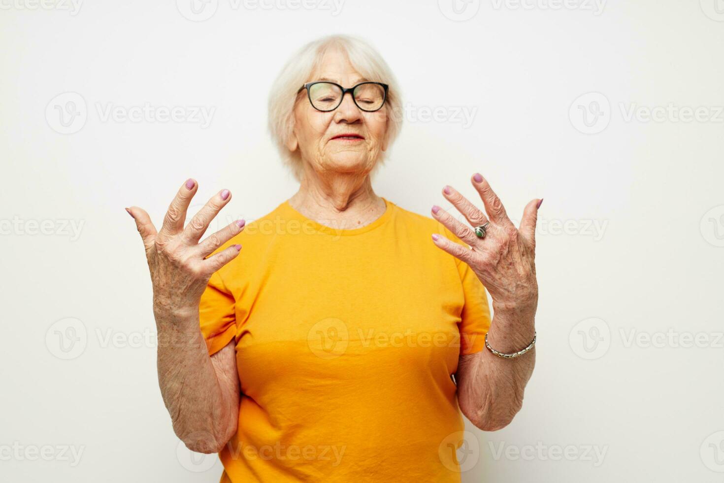 Alten Frau im beiläufig T-Shirt und Brille Nahansicht foto