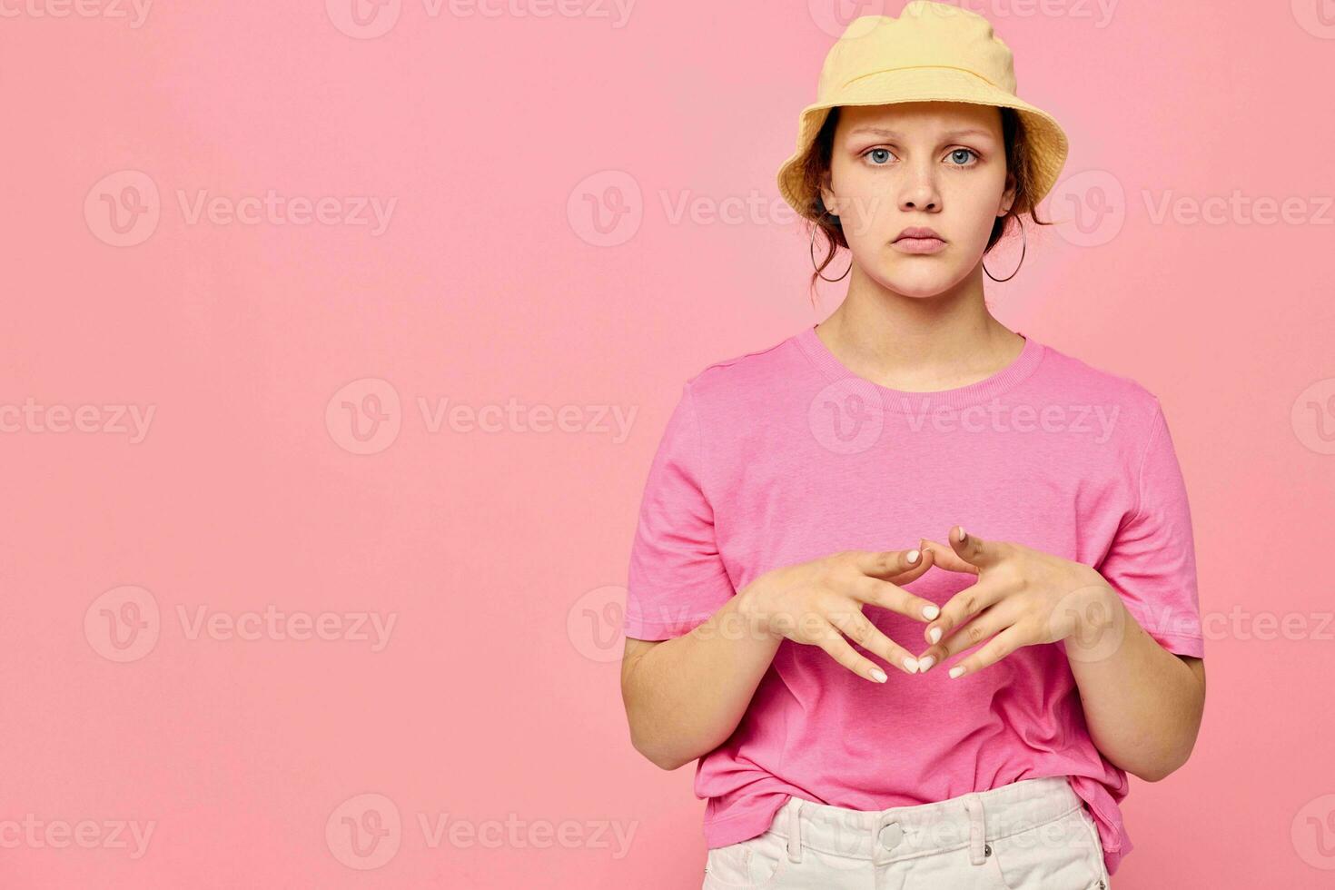 Porträt von ein jung Frau Jugend Kleidung posieren modern Stil Studio Modell- foto