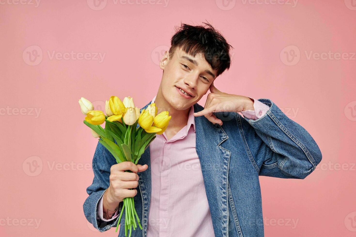 Foto von romantisch jung Freund im ein Denim Jacke mit ein Strauß von Blumen ein Geschenk Romantik Lebensstil unverändert