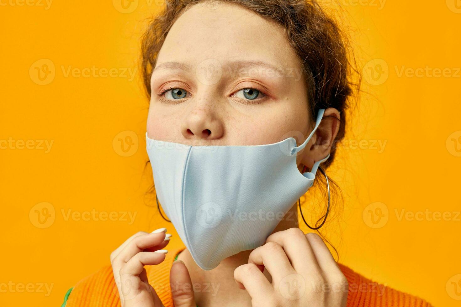 Porträt von ein jung Frau schützend medizinisch Maske Spaß posieren Mode isoliert Hintergründe unverändert foto