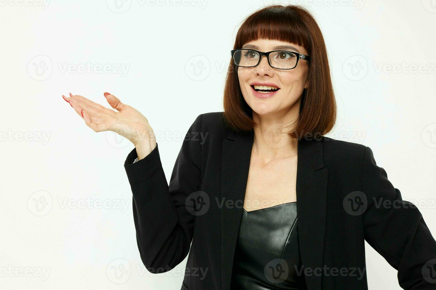 Porträt von ein Frau posieren mit Brille ein Leder passen schwarz Jacke isoliert Hintergrund foto