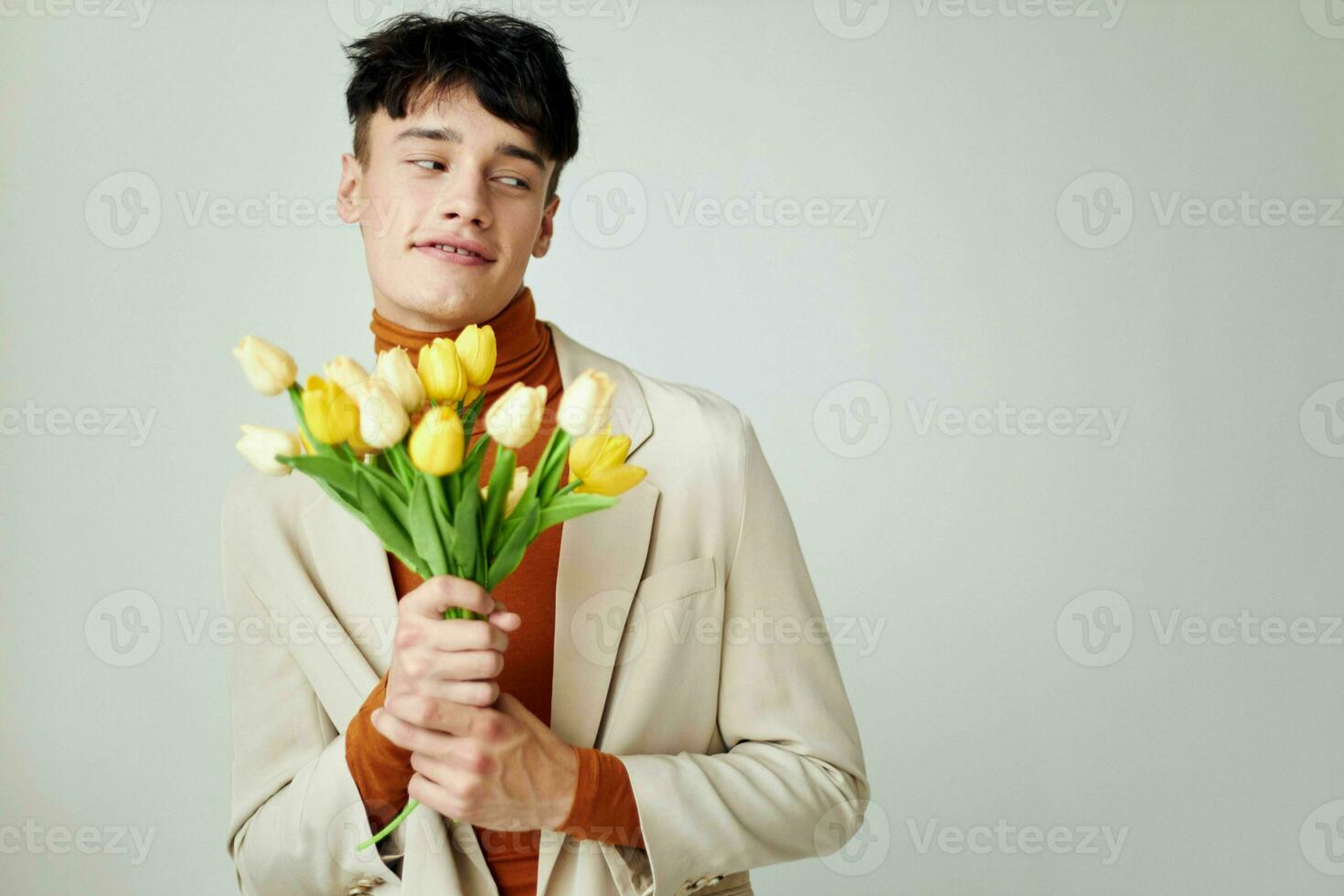 Porträt von ein jung Mann Strauß von Blumen Romantik Mode Datum isoliert Hintergrund unverändert foto