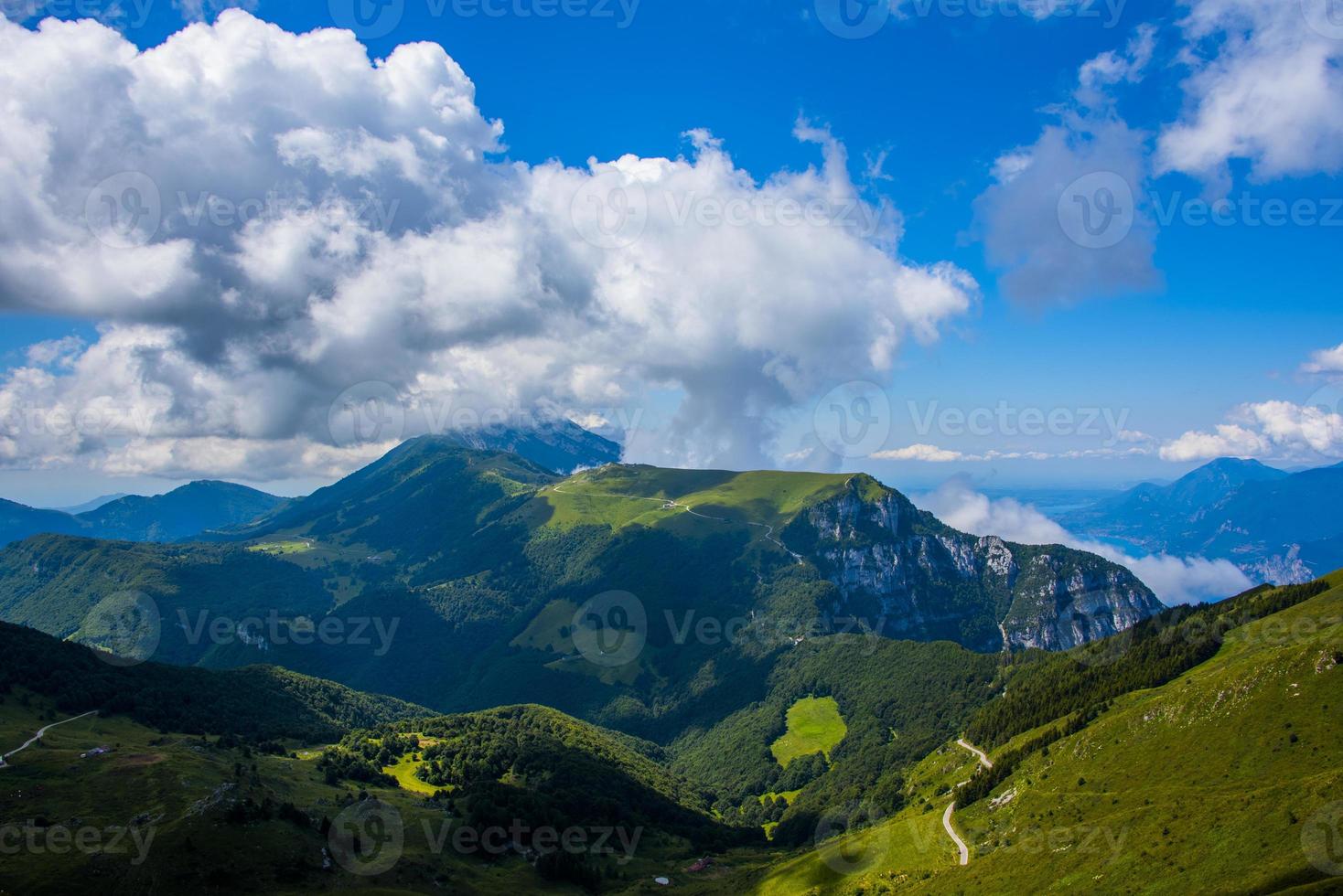 Wolken über grünen Bergen foto