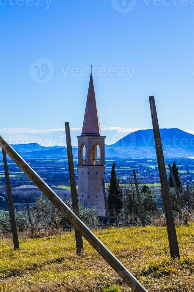 Glockenturm und Weinberge foto