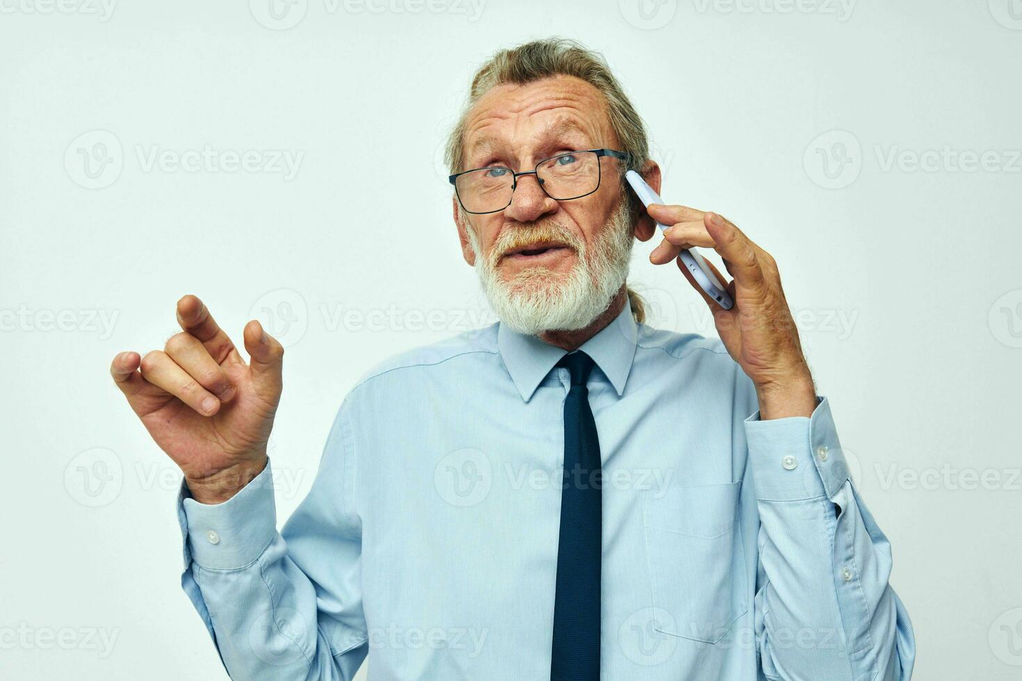 Foto von im Ruhestand alt Mann reden auf das Telefon Geschäft Arbeit isoliert Hintergrund