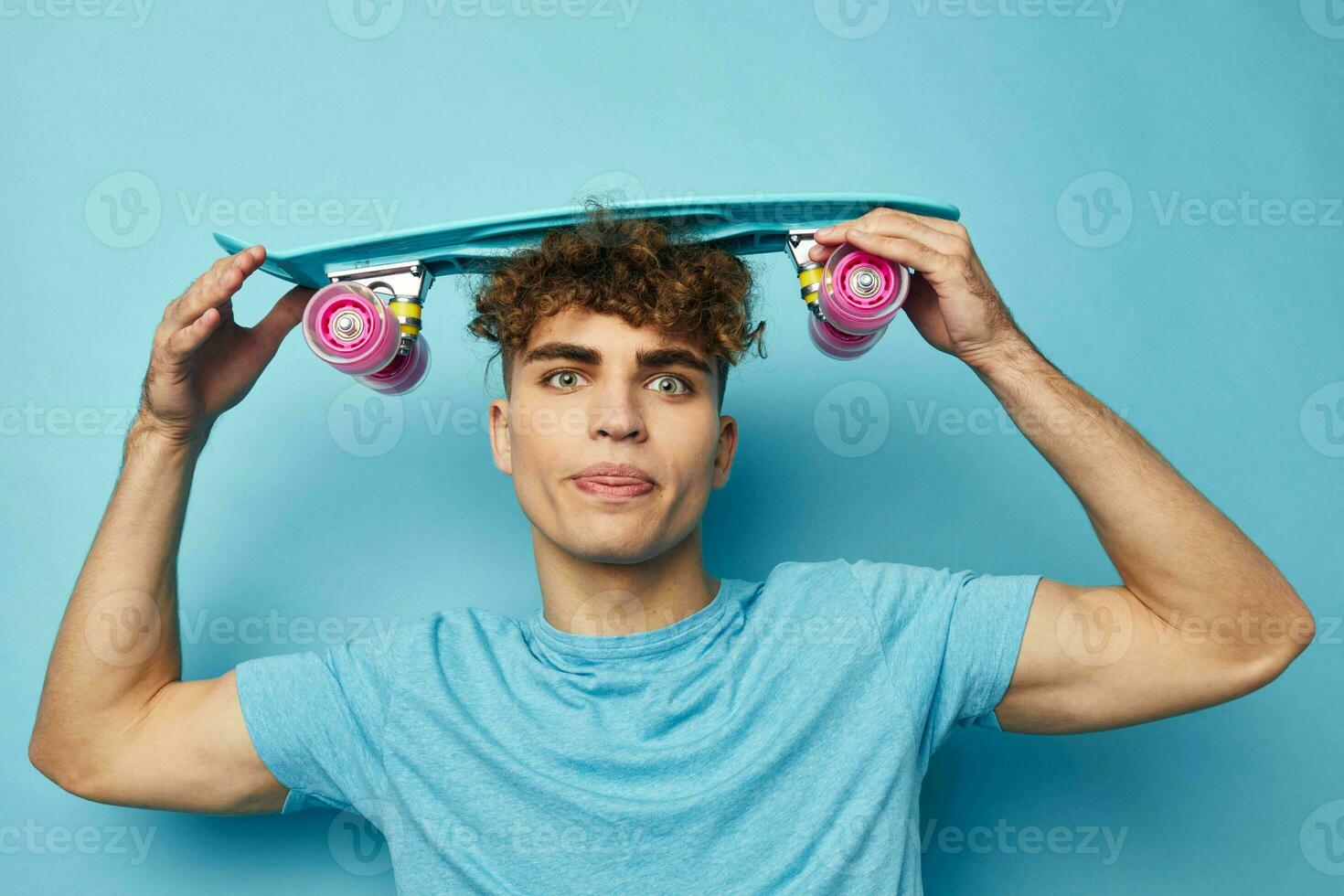 attraktiv Mann Blau Skateboard im Hand isoliert Hintergrund foto