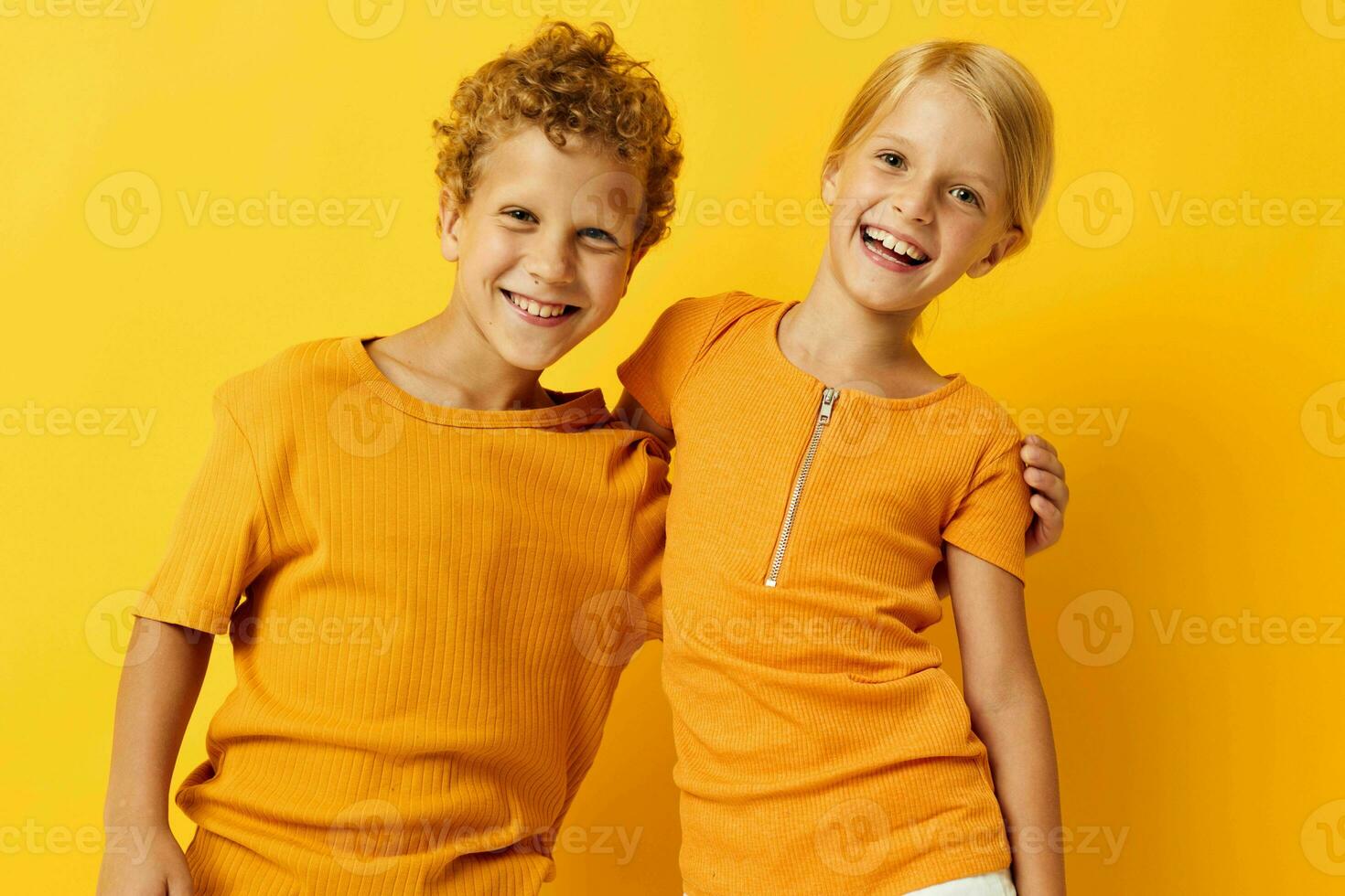 Bild von positiv Junge und Mädchen beiläufig tragen Spiele Spaß zusammen posieren isoliert Hintergrund unverändert foto