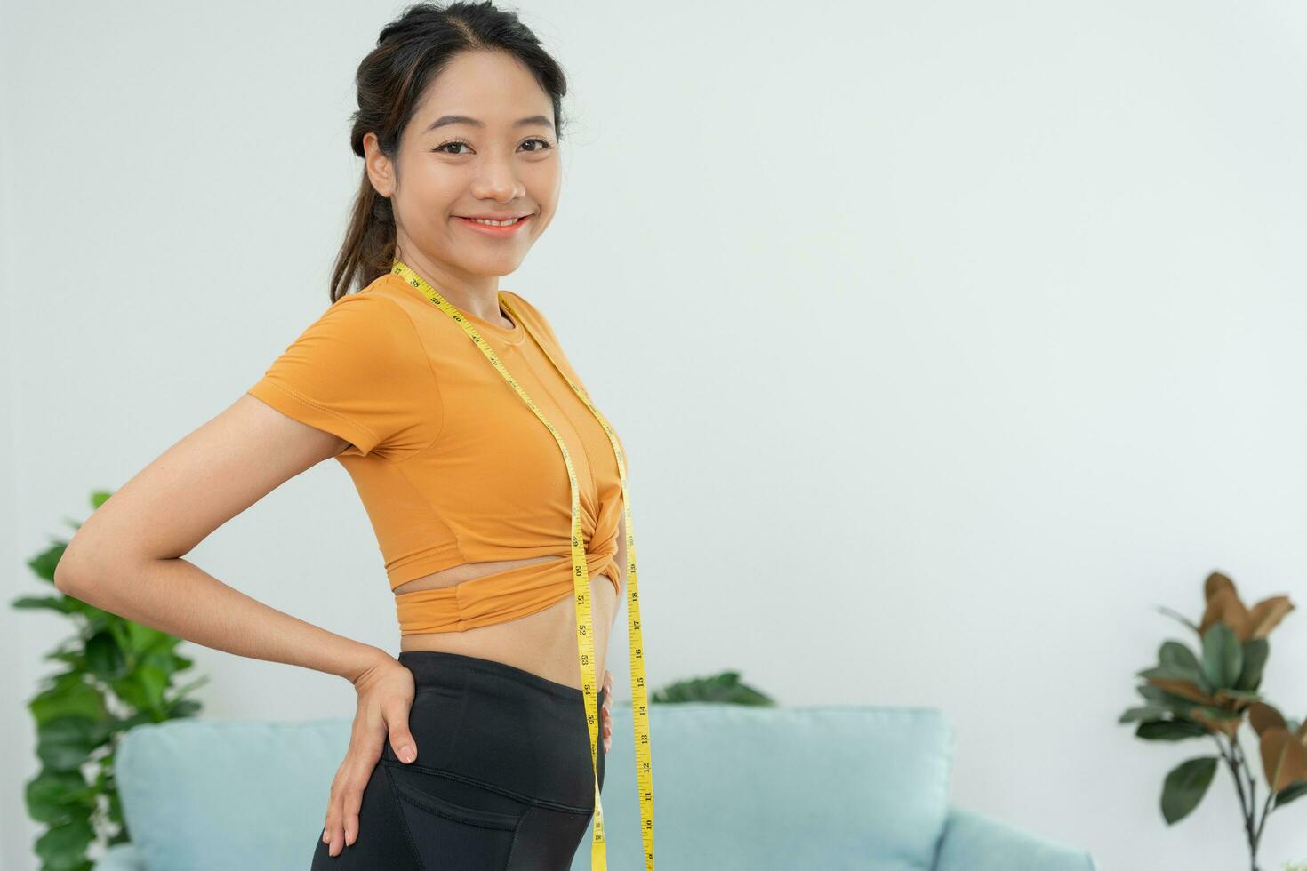 asiatisch Frauen glücklich Ergebnisse von Diät. schön Form. weiblich haben ein reduziert Taille Größe nach unter gehen ein Gewicht Verlust Kors. können nicht tragen Jean fällig zu Gewicht Verlust. Gleichgewicht, Kontrolle, Routinen, Übung. foto