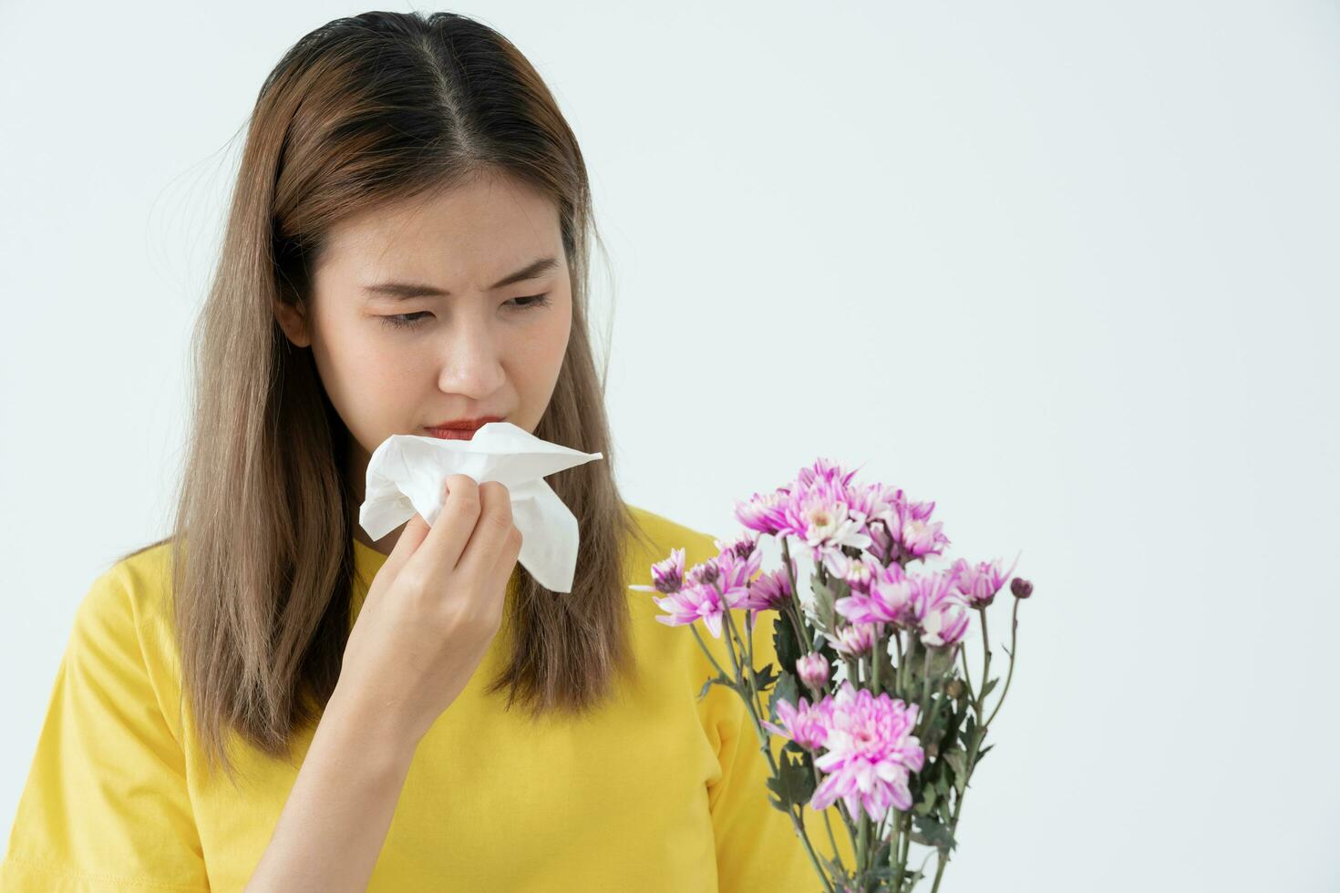 Pollen Allergien, asiatisch jung Frau Niesen im ein Taschentuch oder weht im ein wischen, allergisch zu wild Frühling Blumen oder Blüten während Frühling. allergisch Reaktion, Atemwege System Probleme foto