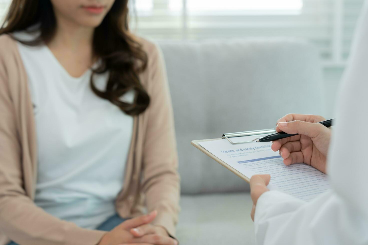 Frau mit psychischen Problemen berät. Der Psychiater zeichnet den Zustand des Patienten für die Behandlung auf. Ermutigung, Liebes- und Familienproblem, bipolar, Depressionspatient, Selbstmord schützen foto