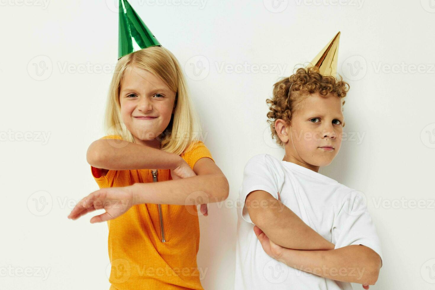 zwei froh Kinder posieren Emotionen Urlaub bunt Kappen Licht Hintergrund foto