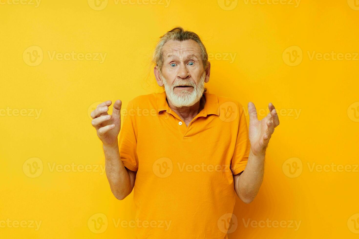 Foto von im Ruhestand alt Mann Hand Geste grau Bart Spaß einfarbig Schuss