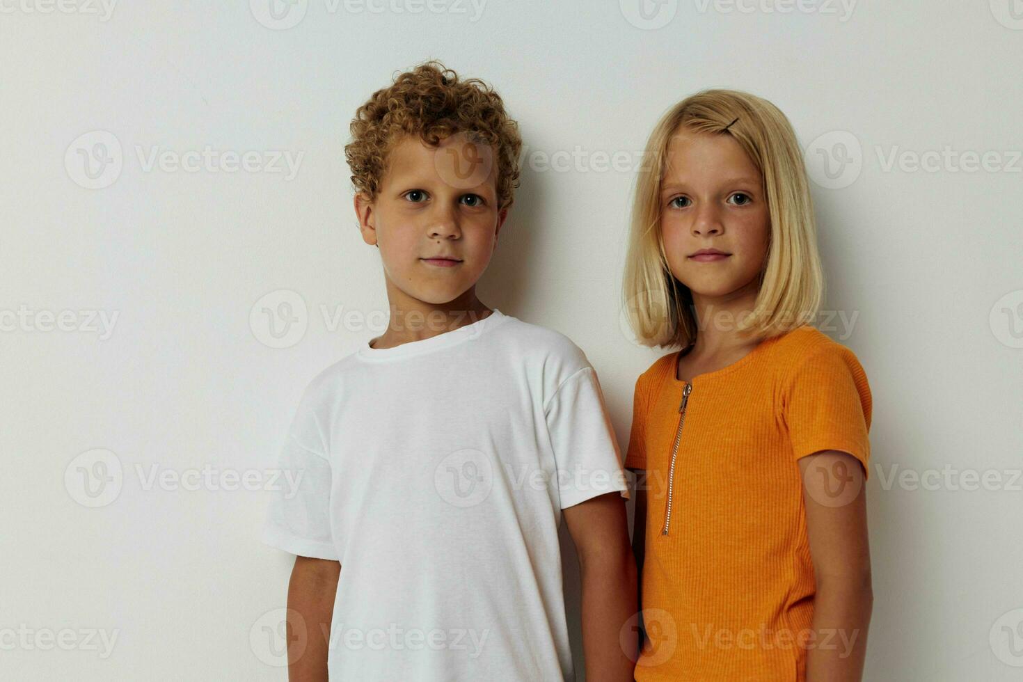 klein Kinder Spaß Gesten mit Hände Emotionen Kindheit Licht Hintergrund foto