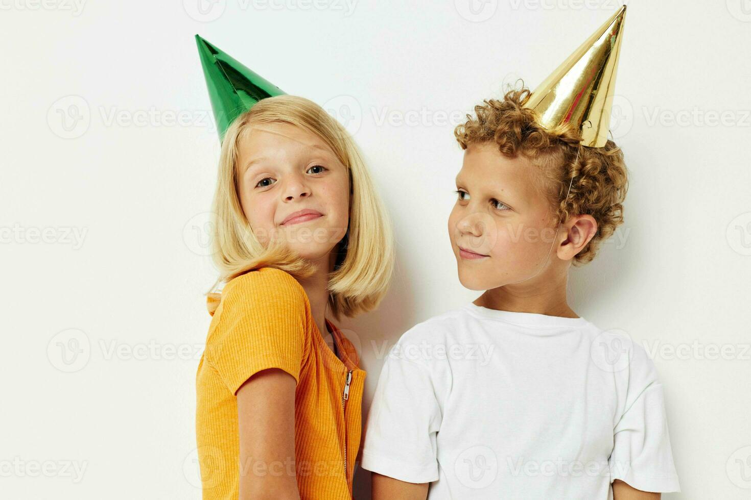 heiter Kinder im mehrfarbig Kappen Geburtstag Urlaub Emotion isoliert Hintergrund unverändert foto