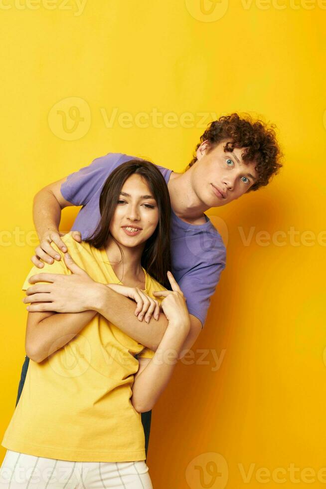 süß jung Paar Freundschaft posieren Spaß Studio isoliert Hintergrund unverändert foto