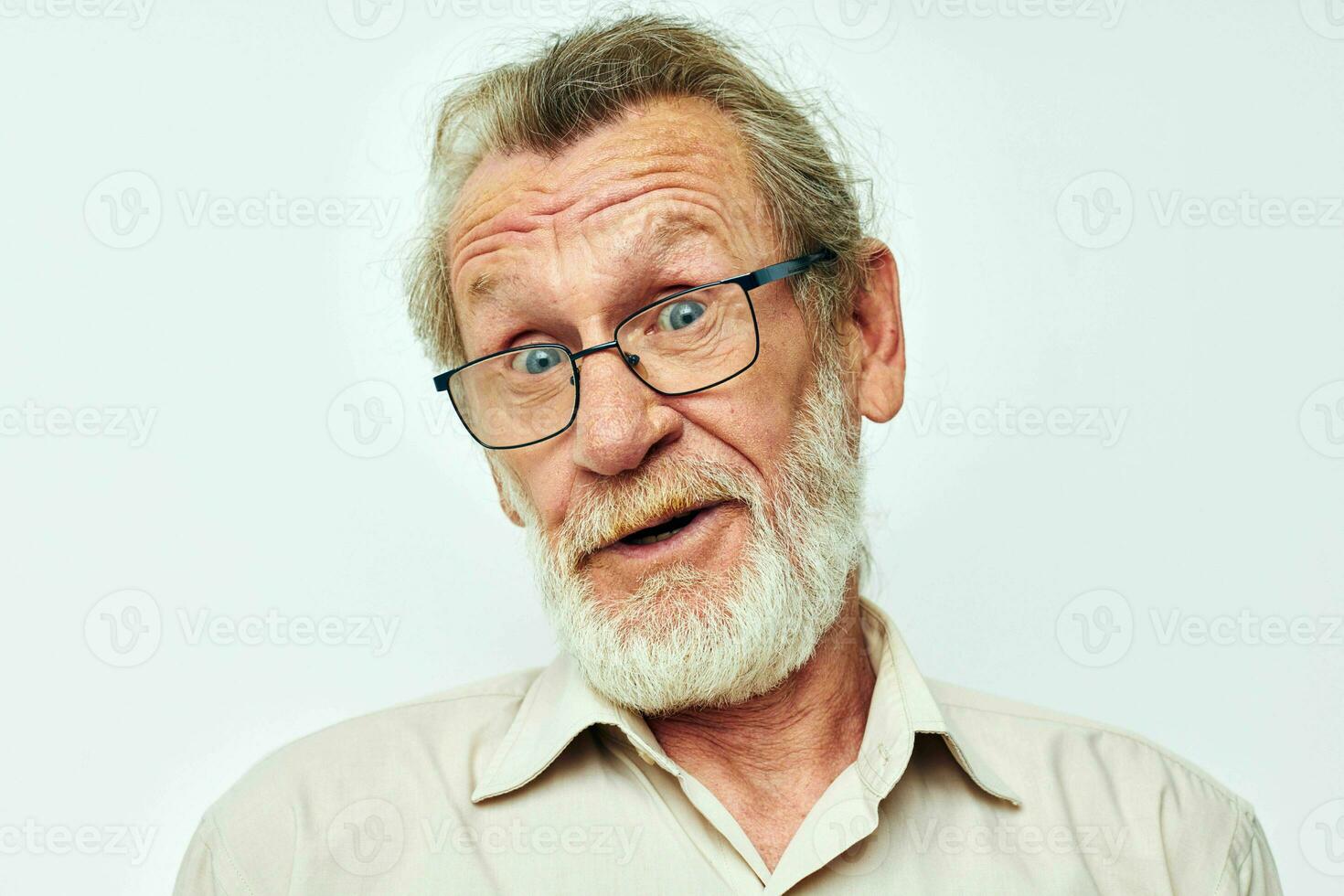Porträt von glücklich Senior Mann trägt Brille im Hemden Licht Hintergrund foto