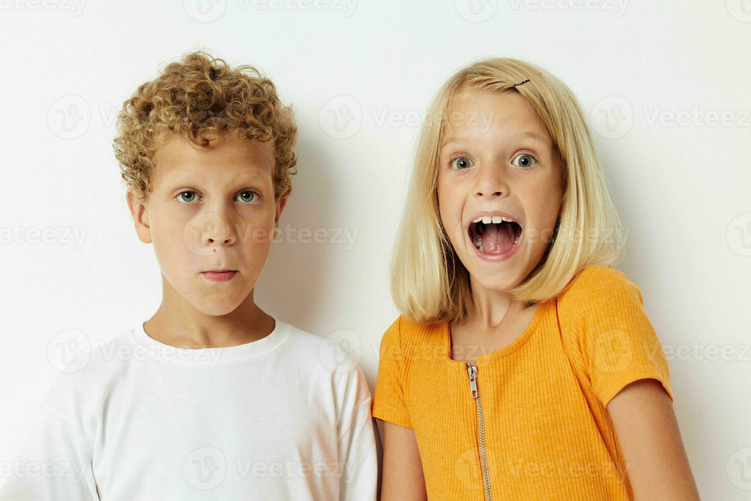 Bild von positiv Junge und Mädchen beiläufig Kleider posieren Emotionen Studio isoliert Hintergrund unverändert foto