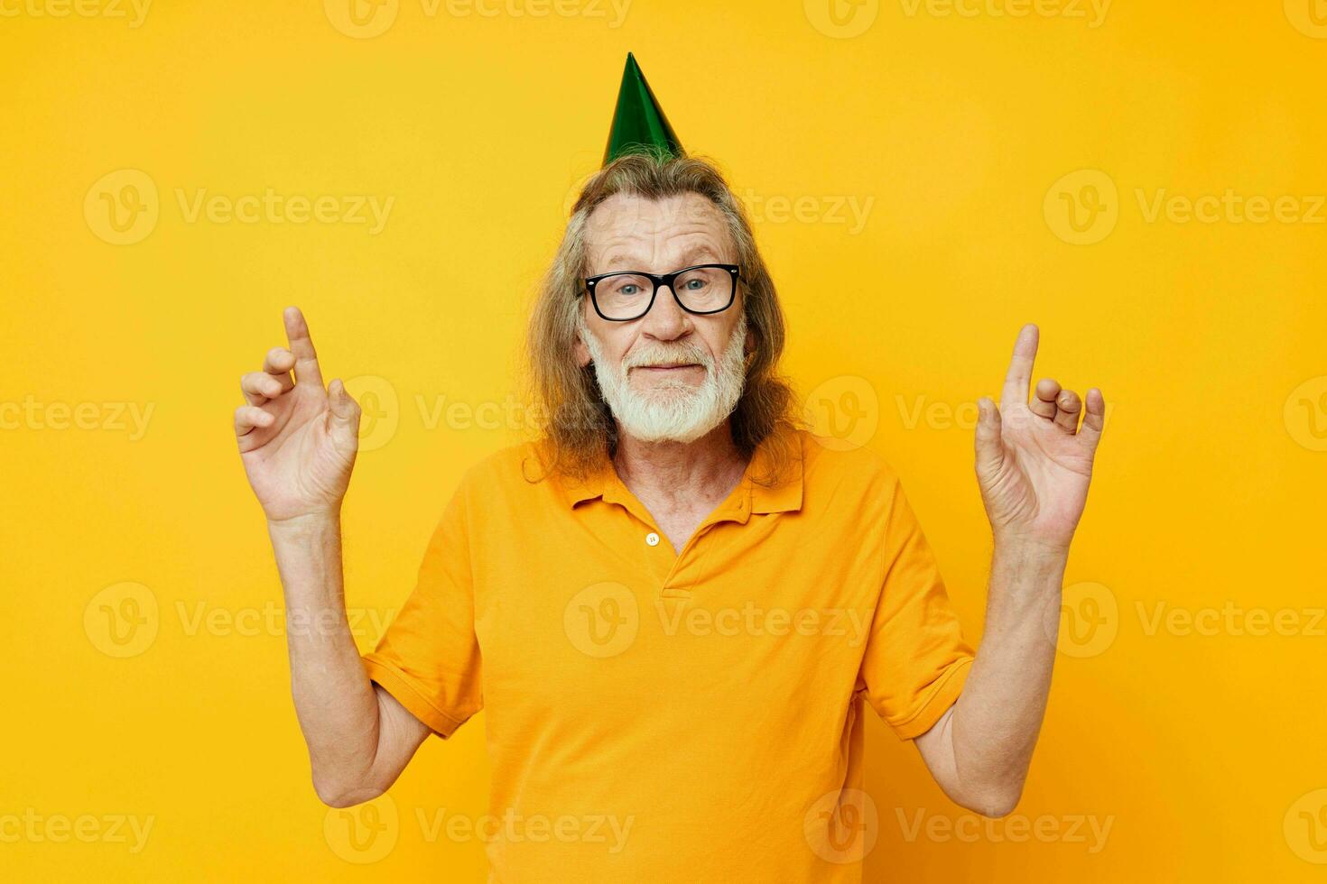 Porträt Alten Mann Spaß Geburtstag Deckel auf das Kopf isoliert Hintergrund foto