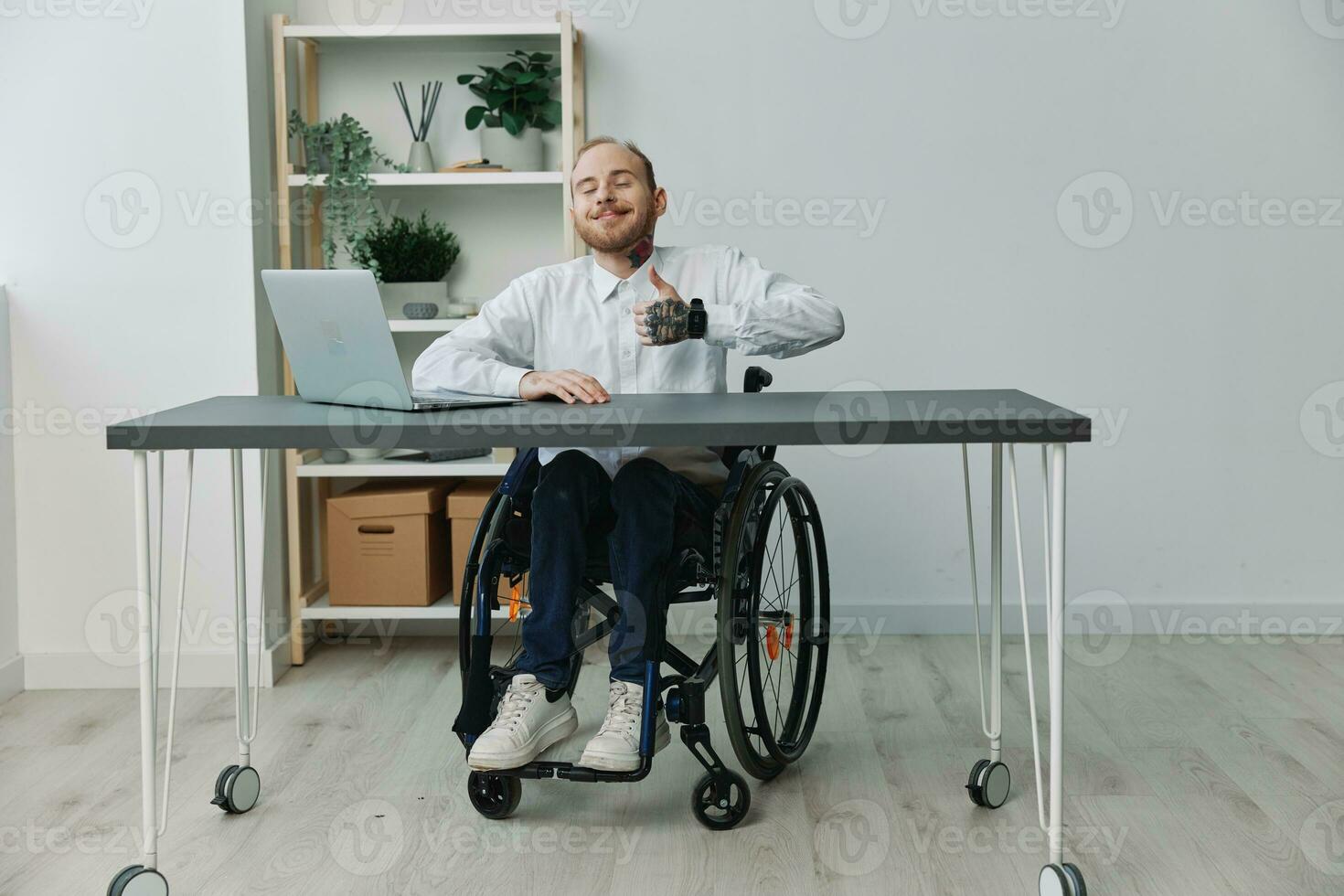 Mann im Rollstuhl Geschäftsmann im Büro beim Laptop, Lächeln und Glück, Daumen hoch, Konzept von Arbeit deaktiviert Person, Freiheit von Sozial Frames foto