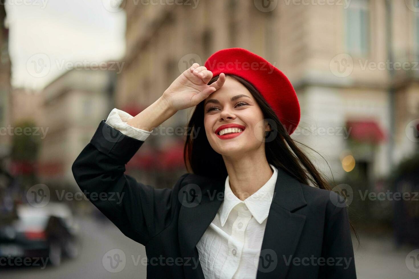 Mode Frau Porträt Lächeln mit Zähne Stehen auf das Straße im Vorderseite von das Stadt Tourist im stilvoll Kleider mit rot Lippen und rot Baskenmütze, reisen, filmisch Farbe, retro Jahrgang Stil, städtisch Mode. foto