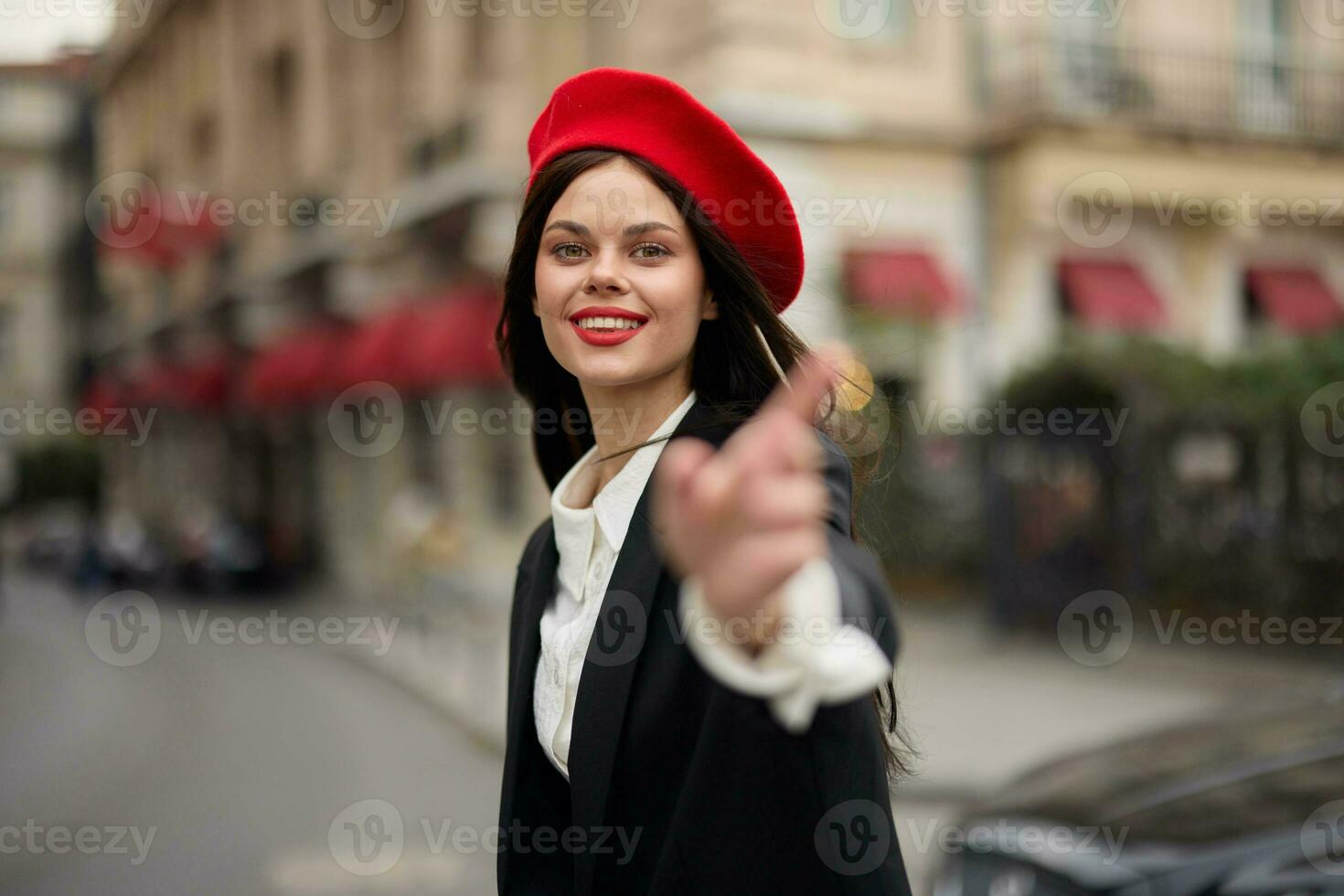 Mode Frau Lächeln mit Zähne Stehen auf das Straße im Vorderseite von das Stadt Tourist Folgen mich stilvoll Kleider mit rot Lippen und rot Baskenmütze, reisen, filmisch Farbe, retro Jahrgang Stil, städtisch Mode. foto