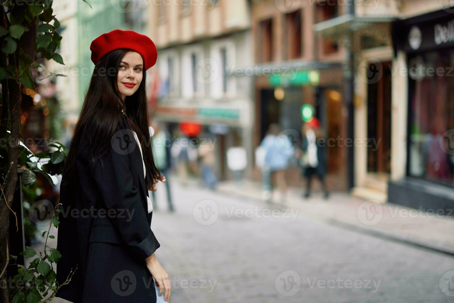 Frau Gehen Nieder ein alt Stadt Straße im ein Menge, Soziophobie, Angst von Menschenmassen, Angst von Menschen, Panik Attacke. foto