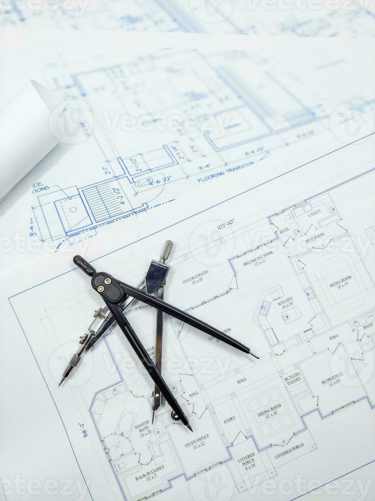 Papier Zuhause Fußboden planen mit Kompass. architektonisch Skizzierung Prozess Konzept. Fußboden planen auf Architekten Schreibtisch. foto
