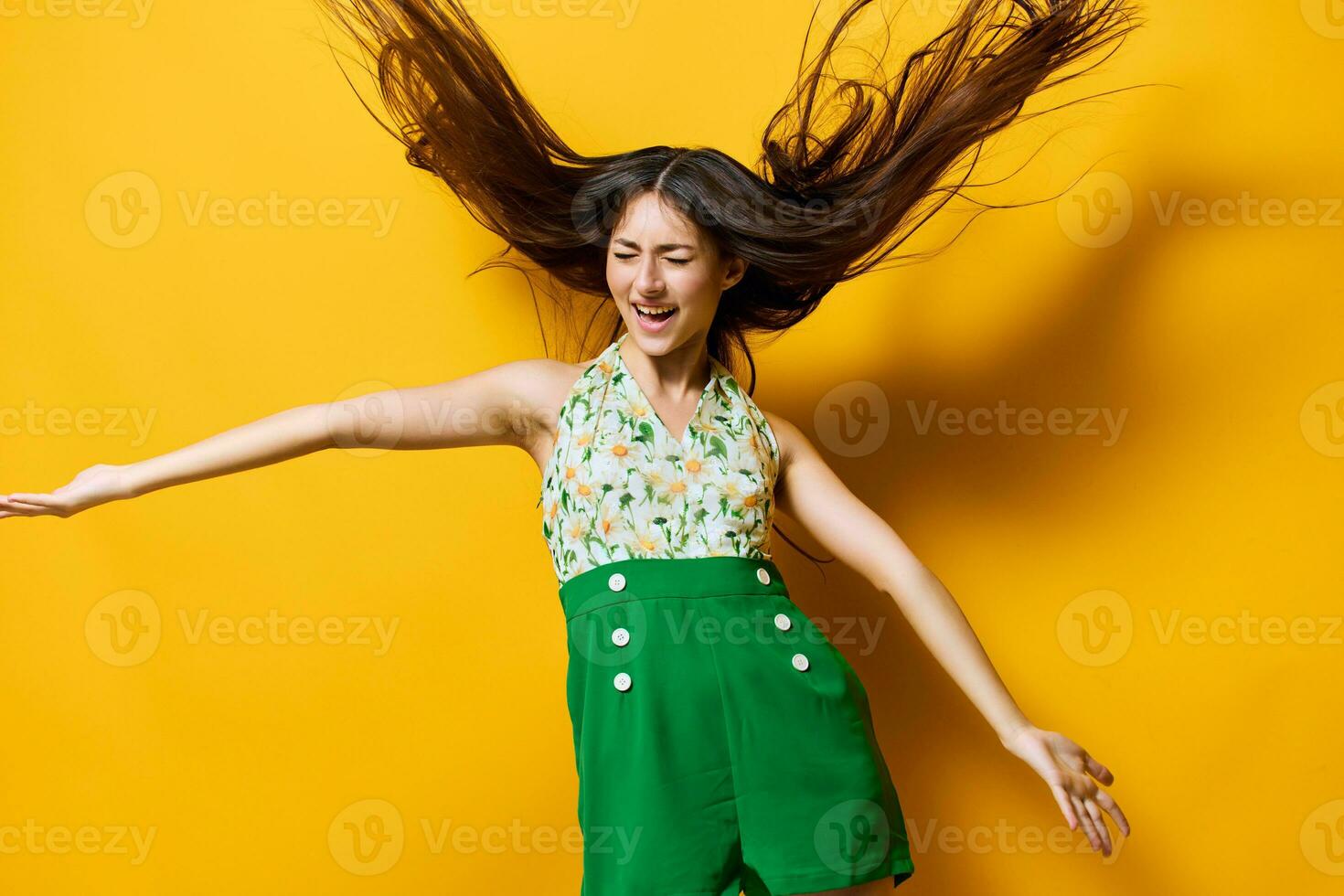 jung Frau Emotion schön Stil glücklich modisch isoliert Gelb stilvoll Mode foto